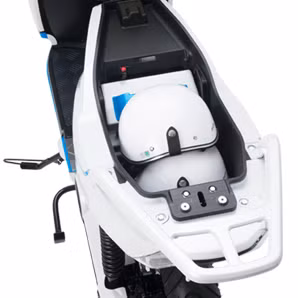 Cốp xe khá rộng và sâu có thể chứa đựng được 2 chiếc mũ bảo hiểm.