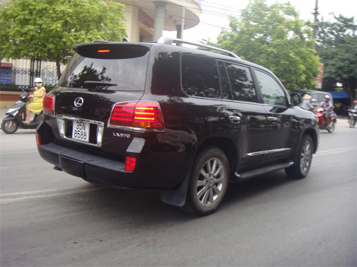 Đại gia Ninh Bình nổi tiếng về độ chịu chơi với siêu xe cũng không ngại gắn biển đẹp cho Lexus LX570.