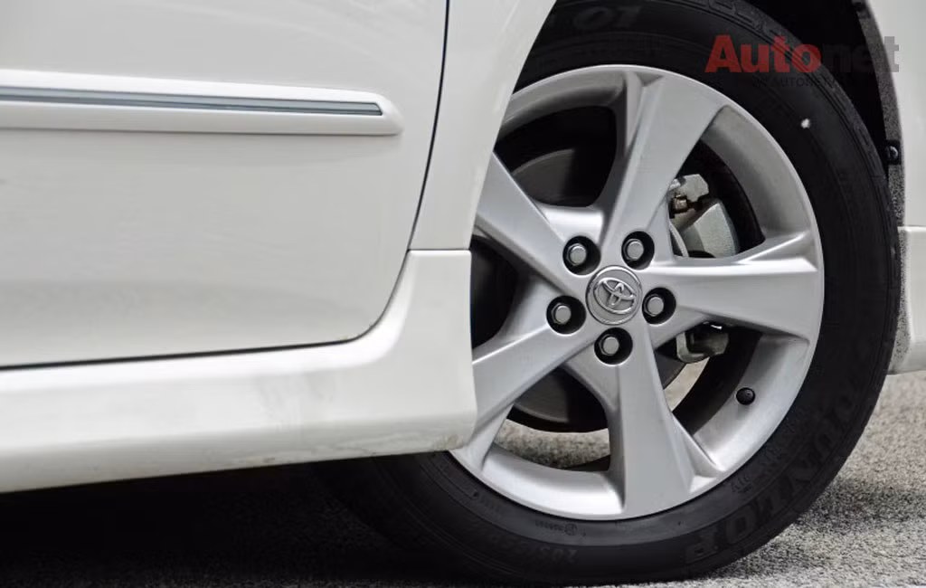 Bánh xe của Altis cũ.