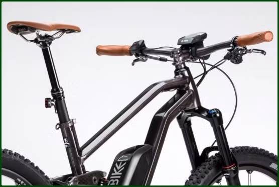 Nhà thiết kế người Pháp Philippe Starck đã cộng tác với nhà sản xuất xe đạp Moustache Bike cho ra mắt một dòng xe đạp điện được đánh giá là tiên tiên nhất hiện nay.