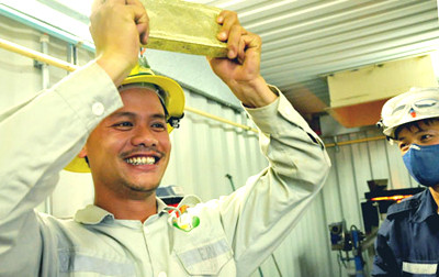 Sau khi vàng luyện xong sẽ được đưa vào máy lọc chân không để rút hết nước, sau đó sấy khô trong phòng vàng, rồi đến công đoạn loại bỏ các tạp chất, kim loại mới cho ra đời thỏi vàng hoàn thiện.