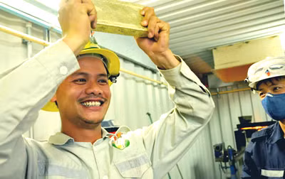 Sau khi vàng luyện xong sẽ được đưa vào máy lọc chân không để rút hết nước, sau đó sấy khô trong phòng vàng, rồi đến công đoạn loại bỏ các tạp chất, kim loại mới cho ra đời thỏi vàng hoàn thiện.