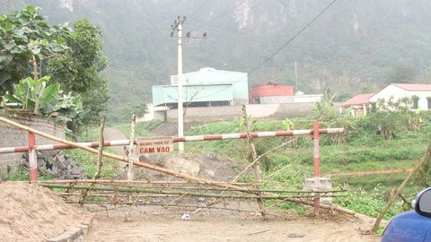 Không kém cạnh, Công ty cổ phần Khai thác và chế biến khoáng sản Lào Cai cũng kết hợp với công ty TNHH Gia Long Hòa Bình tiến hành xây dựng nhà máy chế biến vàng với công suất thiết kế 500 tấn quặng/ngày tại xóm Ngọc Lâm, xã Cao Răm, huyện Lương Sơn, tỉnh Hoà Bình.