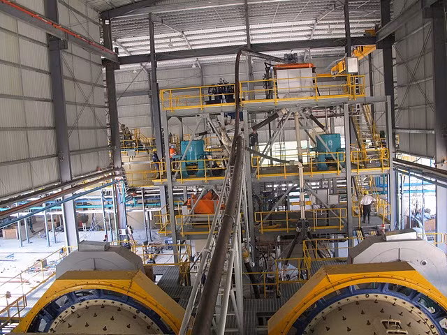 Nhà máy này có công suất khai thác 500 tấn quặng/ngày, tỉ lệ thu hồi vàng là 88%.