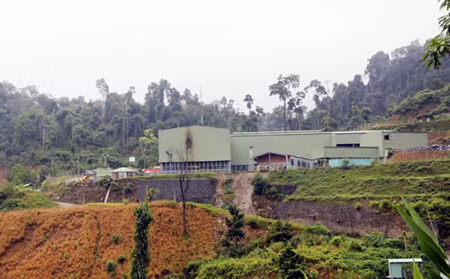 Nhà máy có vốn đầu tư hơn 25 triệu USD do tập đoàn Besra với công ty liên doanh là Công ty TNHH Vàng Phước Sơn làm chủ đầu tư. Nhà máy có thể xử lý được 120.000 tấn quặng nguyên khai mỗi năm và có khả năng nâng công suất lên 350.000 tấn/năm.