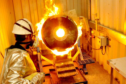 Quặng vàng sản xuất ra sẽ được chuyển về nhà máy tuyển vàng đặt tại Hòa Bình của Công ty Khoáng sản Lào Cai để tiến hành tinh chế, sau chiết xuất vàng thành phẩm có hàm lượng Au là 99,99%.