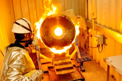 Quặng vàng sản xuất ra sẽ được chuyển về nhà máy tuyển vàng đặt tại Hòa Bình của Công ty Khoáng sản Lào Cai để tiến hành tinh chế, sau chiết xuất vàng thành phẩm có hàm lượng Au là 99,99%.