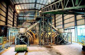 Theo lãnh đạo nhà máy vàng Phước Sơn, toàn bộ máy móc trong nhà máy đều được mua mới, hệ thống hoạt động rất hiệu quả và giảm thiểu các tác động của môi trường. Ảnh: Toàn cảnh dây chuyền nghiền.