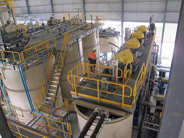 Do có công nghệ tiên tiến nhất hiện nay, nhà máy vàng Phước Sơn thu hồi được khoảng 85% vàng và một lượng bạc trong quặng. Đặc biệt, Besra còn đầu tư 2 triệu USD trang bị thiết bị tinh luyện vàng của Ý cho nhà máy vàng Phước Sơn để tự sản xuất vàng 9999.