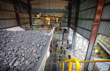 Quặng sau khi khai thác sẽ được đập thô, sau đó đưa vào máy nghiền bi sử dụng động cơ công suất 1.000 kw, được bố trí làm việc luân phiên.