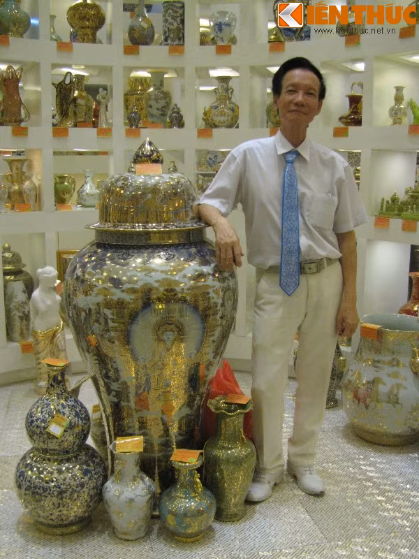 Hải đồ cổ bên những sản phẩm sứ phủ vàng của mình. Ảnh: Hải Sơn.
