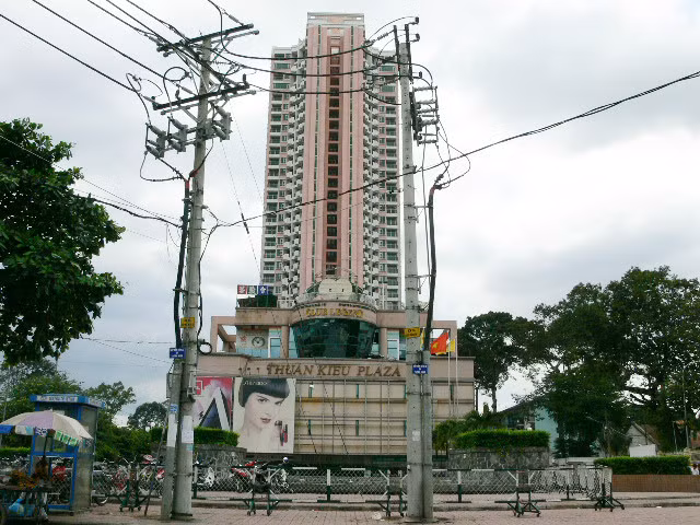 Nhiều giả thuyết về Thuận Kiều Plaza được đưa ra trong đó có cả những lời đồn đoán mang tính chất kì bí về cao ốc này. Nhiều người cho rằng, cao ốc này có nhiều nhược điểm về mặt hình thể. Ảnh: Phía Đông tòa nhà Thuận Kiều Plaza.