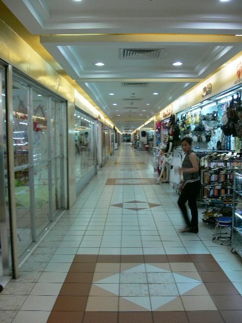 Phía trong của toàn khu Thuận Kiều thấy rõ trên trần nhà xây vô tình tạo nên những đà ngang khá lớn đè xuống toàn bộ dãy cửa hàng. Đây cũng là một trong những nguyên nhân theo nhiều người gây nên sự ế ẩm của những cửa hàng buôn bán trong tòa nhà này.