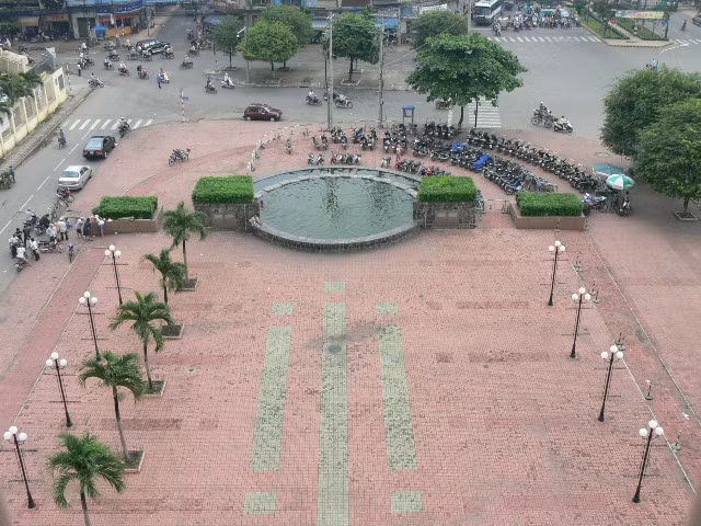 Nhiều người truyền tai nhau về việc trước sân cao ốc, gần giáp với đường có bố trí một hồ cảnh. Có thể đây là một động tác trấn yểm của phong thuỷ gia nào đó chăng. Tin đồn Thuận Kiều Plaza bị yểm bùa cũng lan truyền trong những người dân nơi đây, khiến tòa nhà này càng trở nên bí hiểm hơn.