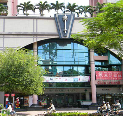 Số hộ dân sống ở đây cũng rất thưa thớt, các hộ thi nhau rao bán nhà nhưng vắng khách mua. Kinh doanh thì ế ẩm, đìu hiu vì ít khách.