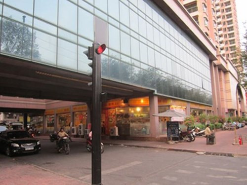 Theo những người khác, vì hình dáng của Thuận Kiều Plaza nên con đường Đỗ Ngọc Thạnh xẻ dọc khu B và khu C của cao ốc không khác gì đục một lỗ thủng khiến nó bị đắm và dẫn đến sự lụn bại của tòa nhà này.