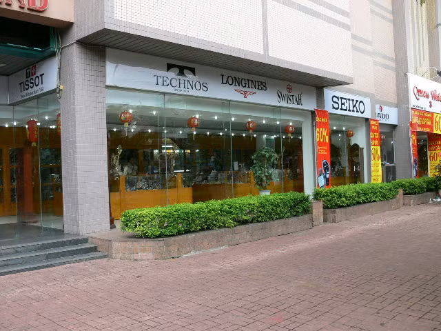 Cấu trúc sử dụng quá nhiều vách kính thay tường gạch, bê tông truyền thống làm cho địa khí khó có điều kiện được dẫn lên cao.