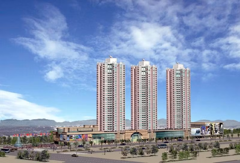 Thuận Kiều Plaza tọa lạc tại trục lộ giao thông chính, số 190 Hồng Bàng, quận 5, TP HCM được xây dựng với tổng vốn đầu tư lúc đó gần 54 triệu USD, đưa vào sử dụng năm 1999.