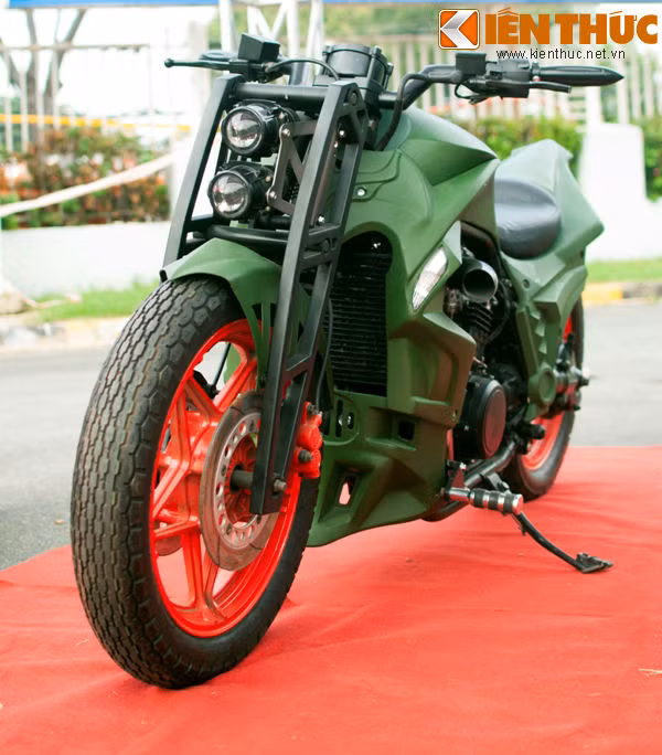 Xuất hiện ấn tượng trong Vietnam Motobike Festival 2014, thu hút khá nhiều sự quan tâm của dân chơi xe là mẫu xe độ có tên khá kêu Tranformer 750 của hãng xe Motorrock.