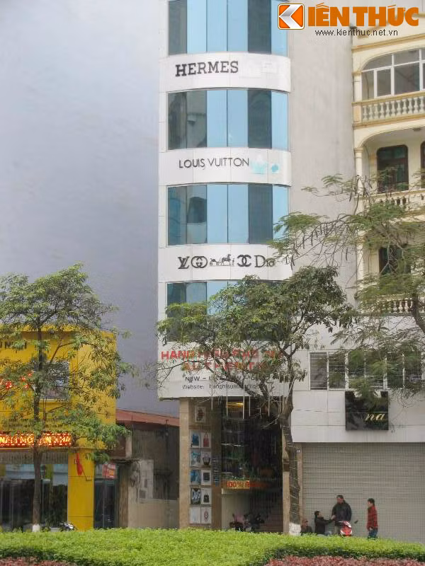 Nhà ống hai mặt tiền kín mít như một lô cốt, với cửa sổ là các tấm kính nổi bật trên đường Trần Duy Hưng (quận Cầu Giấy).