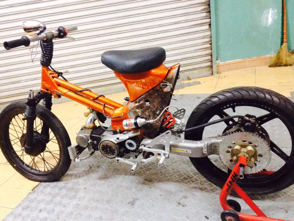 Xe sử dụng phuộc YSS bình dầu sau. Theo nhiều dân chơi, chiếc Honda Cup 1 gắp này được coi là hàng độc ở Sài Gòn và xe sau khi độ lại đã trở nên quá chất so với nguyên bản của nó. Ảnh: Facebook Vietnam Cub Club.