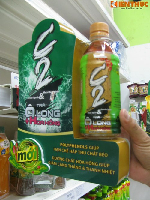 Chai trà xanh C2 Ô Long được quảng cáo trong siêu thị Big C Thăng Long. Ảnh: Diên Lệ.