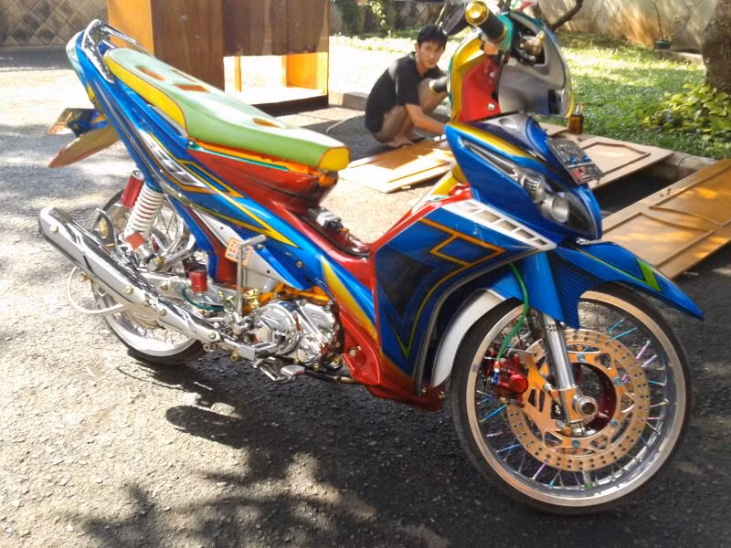 Khó có thể đếm được có bao nhiêu màu sắc hội tụ trên chiếc Yamaha Jupiter này. Dàn chân, lốc máy cũng được ốp toàn Inox.