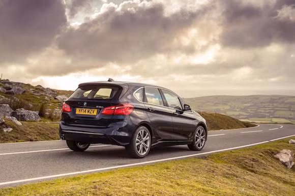 Thứ hai là động cơ dầu điezen tuabin tăng áp của động cơ 218d SE 150 mã lực và mômen xoắn 330 Nm, có giá khởi điểm vào khoảng 39.760 USD.