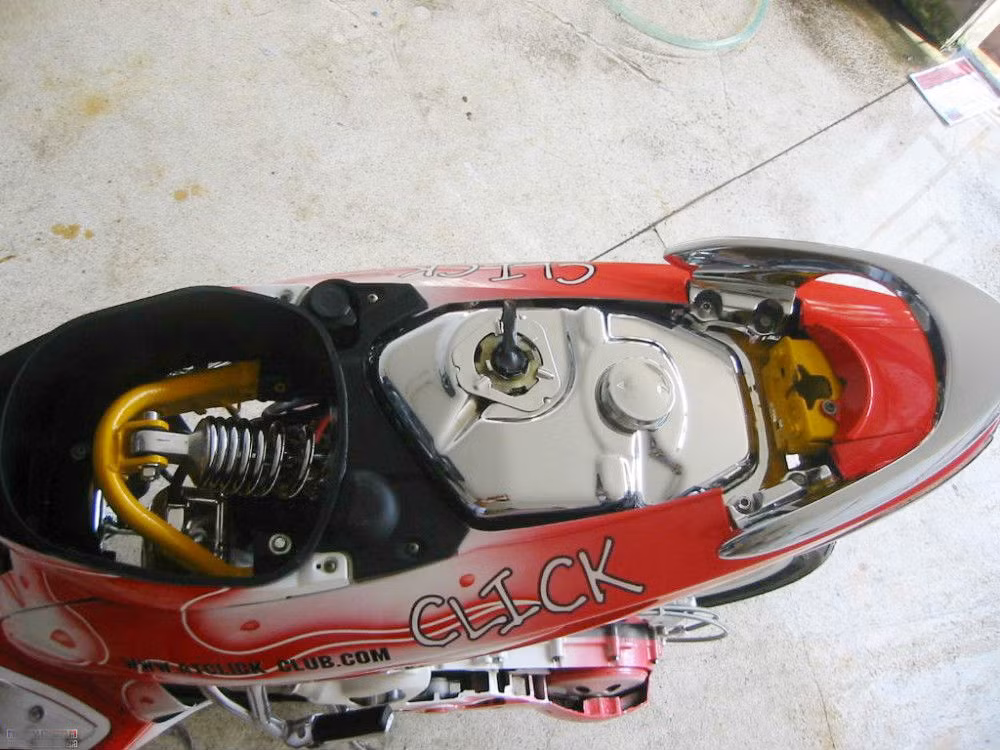 Cốp xe được chiếm dụng để làm monoshock. Thêm vào đó, bình xăng lớn được mạ crome bóng loáng.