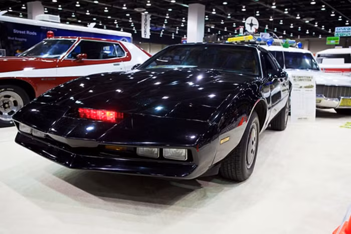 KITT, xe trong loạt phim về các hiệp sỹ bóng đêm trừ gian diệt bạo.