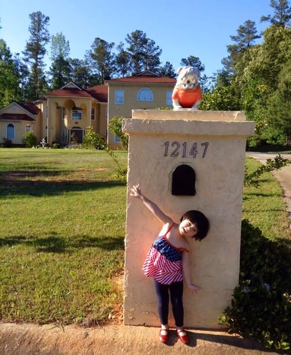 Trong ảnh có thể thấy ngôi nhà của nữ danh hài được xây theo kiến trúc Châu Âu, khuôn viên của ngôi biệt thự khá rộng rãi và đẹp mắt.