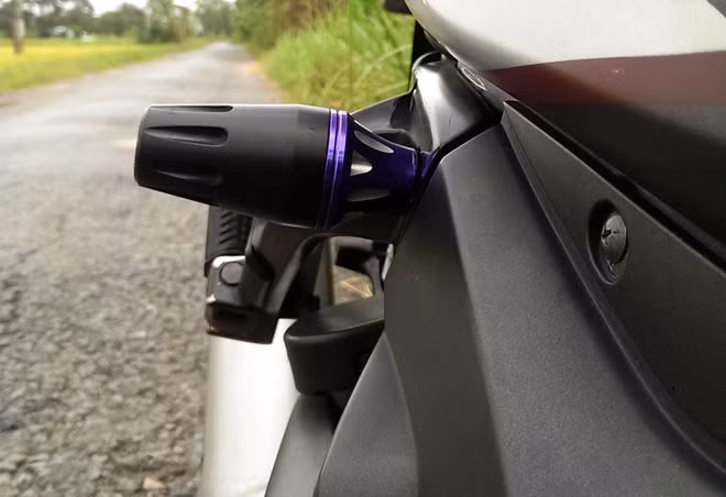 Chống đổ thân xe cũng được cách điệu với điểm nhấn là vòng tròn tím.