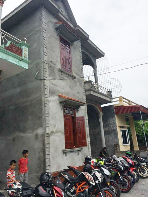 Sự xuất hiện của dàn môtô khủng thu hút sự chú ý của những người dân xung quanh, trong đó có cả những em nhỏ.