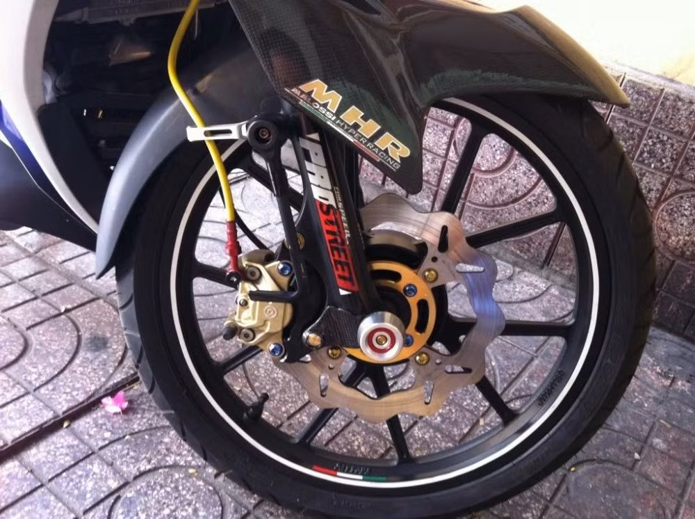 Dè trước ốp carbon fiber, dĩa Galfer xịn lòng nhuộm vàng, heo Brembo 2 piston đối xứng, ốc Proti, chống đổ gắn cốt trước Rizoma.