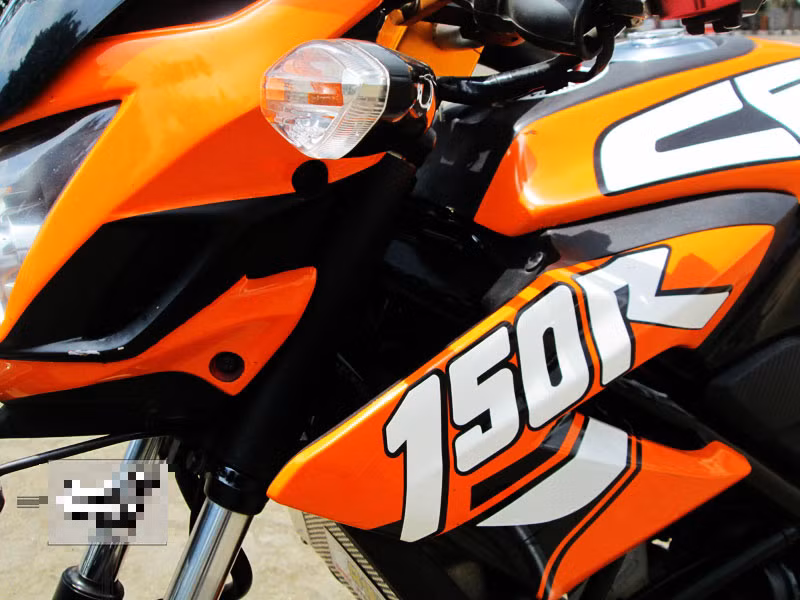 Honda CB150R sở hữu động cơ 150cc, DOHC, cung cấp cho xe 17 mã lực và hệ thống phun xăng điện tử phần nào tiết kiệm nhiên liệu cho một chiếc xe phân khối lớn.