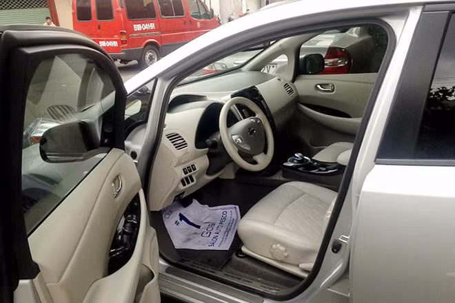 Leaf được trang bị động cơ điện 110 mã lực, mô-men xoắn cực đại 280 Nm và được lắp đặt hệ thống âm thanh giả lập để tạo âm thanh gây sự chú ý cho người xung quanh.