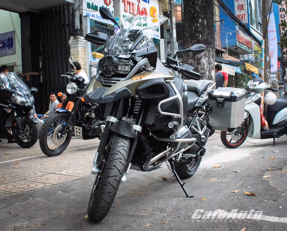 Có thể nói, BMW R1200GS là biểu tượng của dòng xe Adventure trên thế giới. R1200GS được người tiêu dùng đánh giá cao về khả năng vận hành linh hoạt khi chạy trên cả đường phố thông thường lẫn đi off-road.