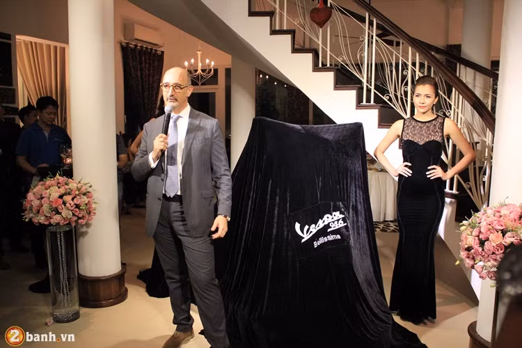 Lễ ra mắt Vespa 946 Bellissima diễn ra tại dinh thự của Ngài Lorenzo Angeloni Đại sứ Ý tại Việt Nam trong sự chờ đợi háo hức của người hâm mộ Việt. Chiếc xe được ngụy trang khá kỹ trước giờ vén màn.