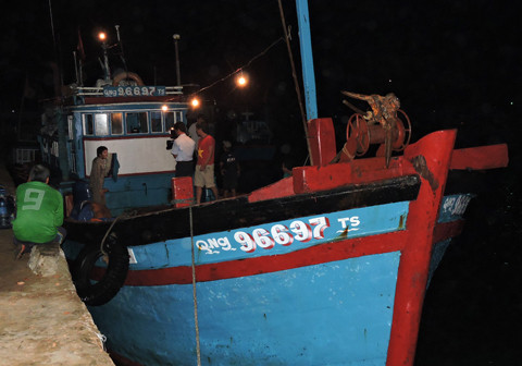 Chiều tối 16/8, tàu cá QNg 96697 TS của ngư dân Lê Khởi về bờ trong tình trạng tan hoang.