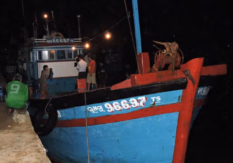 Chiều tối 16/8, tàu cá QNg 96697 TS của ngư dân Lê Khởi về bờ trong tình trạng tan hoang.