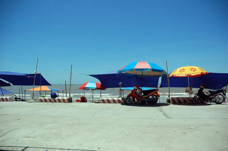 Nơi đây có khí hậu mát mẻ, luôn đầy ắp gió cả ngày và đêm. Điều thú vị hơn cả là cát biển Hải Thịnh không phải màu trắng hay vàng mà ánh xanh mịn màng. Nơi đây có Cồn Lu, Cồn Ngạn nằm cách bờ biển khoảng 20km với nhiều loại động thực vật phong phú, quý hiếm. Do môi trường trong sạch, khí hậu thiên nhiên ưu đãi, thức ăn ở đây tươi ngon nhưng giá cả cũng phải chăng.