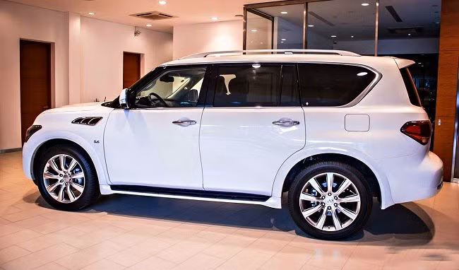 QX80 trang bị hệ thống phun xăng trực tiếp 5.6L (DIG), động cơ V8 kết hợp cùng hệ thống điều khiển biến thiên thời điểm và độ mở van (VVEL) cho van nạp cải thiện hiệu suất và tiết kiệm nhiên liệu.