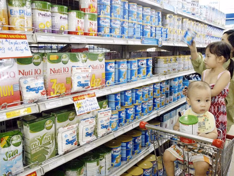 Tháng 6, quy định về áp trần 25 mặt hàng sữa dành cho trẻ em dưới 6 tuổi của Bộ Tài chính có hiệu lực. Ngay sau khi quy định đi vào cuộc sống, các bà mẹ có con nhỏ nô nức tới siêu thị, cửa hàng mua sữa giá rẻ. Trong khi đó, một số hãng sữa lại rục rịch tung ra thị trường những sản phẩm mới.
