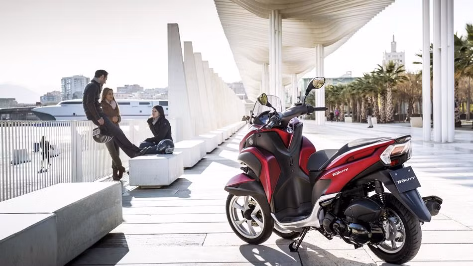 Xe có kích thước nhỏ nhắn (1.905 x 735 x 1.215mm), yên cao (780mm) với màn hình điều khiển trung tâm LCD. Hãng Yamaha cung cấp 4 chọn lựa về màu sắc cho khách hàng gồm đen Midnight, xám Mistral, đỏ Anodized và trắng Competition với giá 3.490 Euro (khoảng 98 triệu đồng).