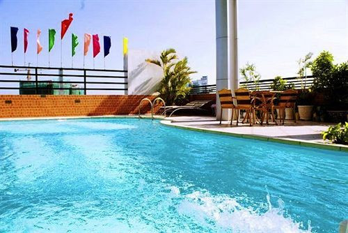 Bể bơi rộng rãi và sạch sẽ.