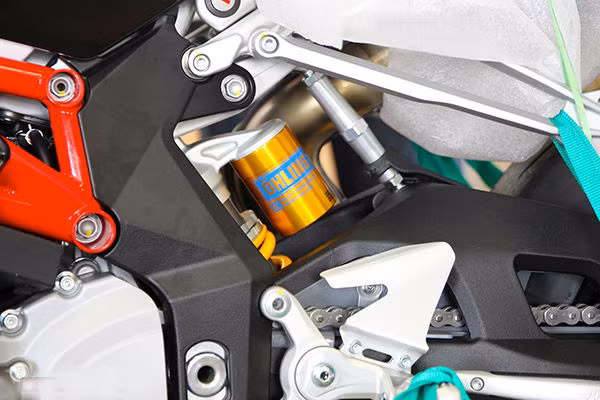 Phuộc sau Ohlins điều khiển bằng điện tử.