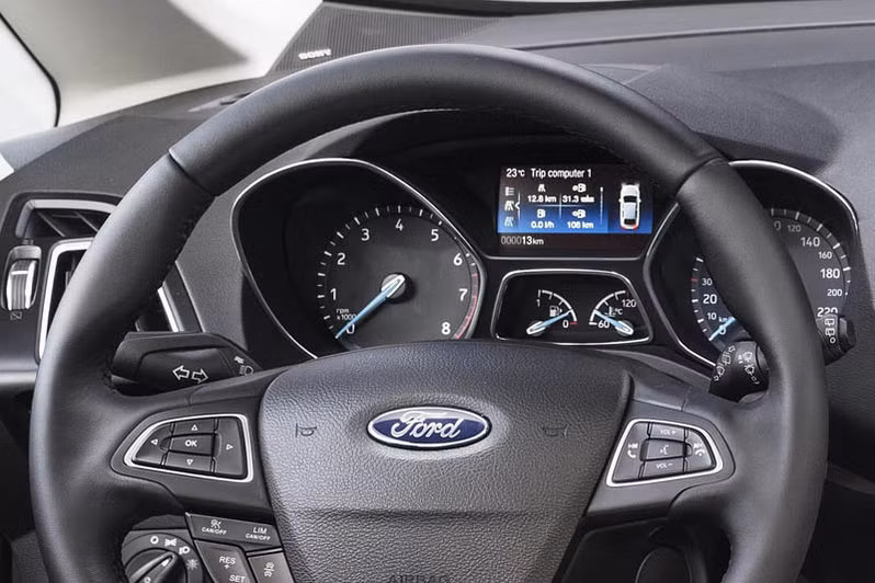 Ford bổ sung tính năng sưởi vô lăng và thêm ốp bệ bước chân ngay thành cửa xe cho C-Max 2015. Xe cũng được nâng cấp hệ thống giảm xóc cùng hệ thống lái cho người dùng cảm giác thoải mái hơn khi sử dụng.