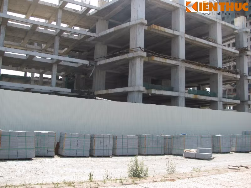 Vào những ngày cuối tháng 6/2014, tại dự án, người ta thấy xuất hiện trăm tải đá được đặt trước mặt tiền công trình. Một vài người thợ dựng những tấm rào chắn mới, chắc chắn hơn ở mặt trước công trình. Đây có phải là động thái khởi động lại công trình như ông Tuấn Anh đã nói?