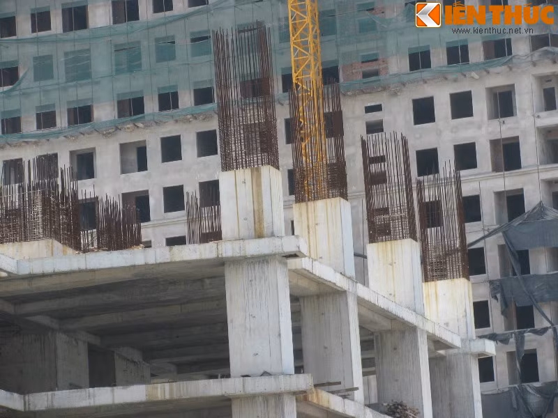 Tưởng chừng tương lai của Hà Nội Time Tower sẽ sáng hơn khi được đại gia "chống lưng", nhưng dự án sau khi hoàn thiện đến tầng 5 lại đột ngột dừng một lần nữa, các công nhân bất ngờ rút hết khỏi công trình. Hà Nội Time Tower lại rơi vào cảnh "đắp chiếu", trong khi các cổ đông lớn trong đó có OGC cũng thoái vốn khỏi PVR. Còn về phía PVR, công ty này liên tục báo lỗ, trong quý 1/2014 lỗ tới 1,9 tỷ đồng. PVR còn có khoản nợ lên đến gần 1.067 tỷ đồng, chủ yếu là nợ ngắn hạn. Những điều này, khiến khách hàng càng lo lắng về số phận của Hà Nội Time Tower.