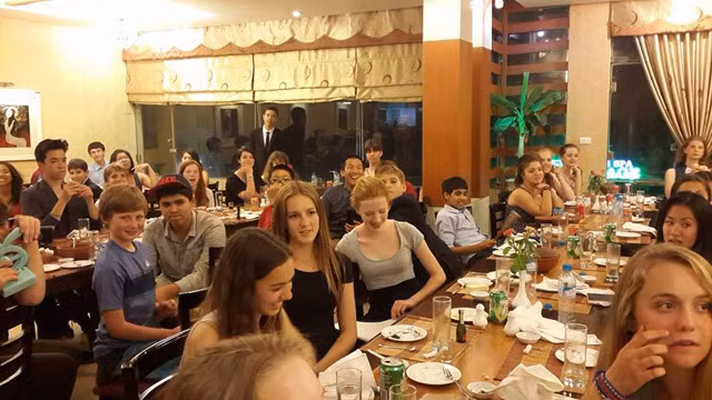 Rory John Gates đến Việt Nam du lịch cùng thầy cô, bạn bè trong trường.